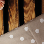 Beige mit weissen Punkten